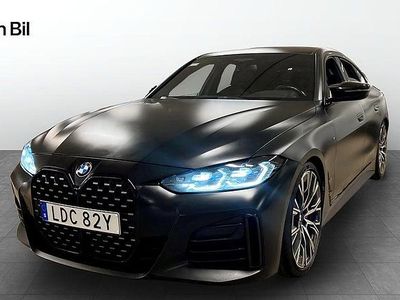 Röd folierad svart Begagnad 2021 BMW M440 M Sport Sedan | 459 800 kr (Lite dyr)