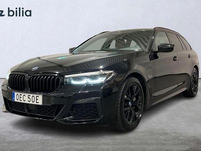 Svart Begagnad 2022 BMW 530e M Sport Kombi | 359 900 kr (Marknadspris)