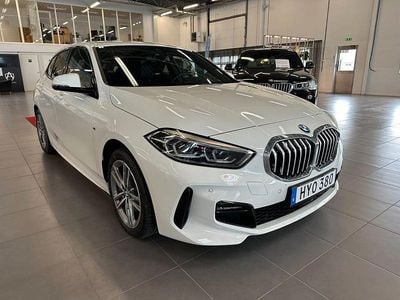 Vit (alpinvit) Begagnad 2023 BMW 118 M Sport Halvkombi | 309 000 kr (Dyr)