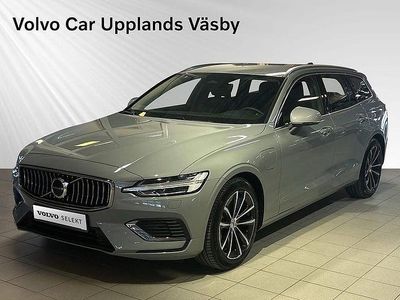 Grå Begagnad 2024 Volvo V60 Plus Kombi | 449 900 kr (Marknadspris)