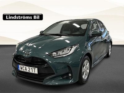 Grön Begagnad 2025 Toyota Yaris Hybrid Active Halvkombi | 249 900 kr (Marknadspris)