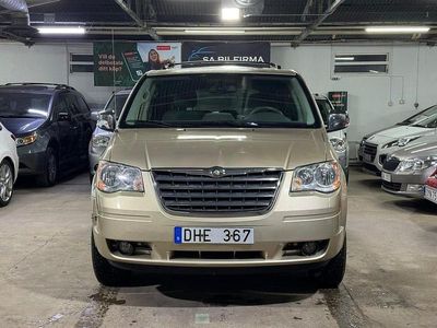 Gul Begagnad 2010 Chrysler Town & Country Minibuss | 99 900 kr