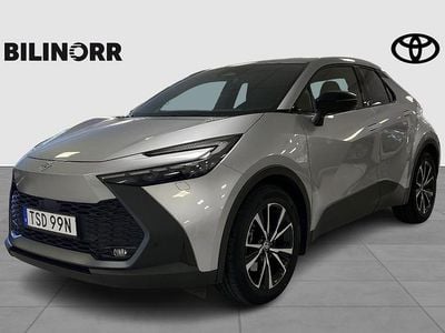 Silver Begagnad 2024 Toyota C-HR Style SUV | 399 900 kr (Marknadspris)