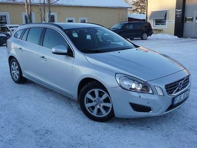Ljusgrå Begagnad 2013 Volvo V60 Momentum Kombi | 87 900 kr (Marknadspris)