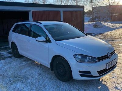 Vit Begagnad 2015 VW Golf VII | 99 700 kr (Marknadspris)