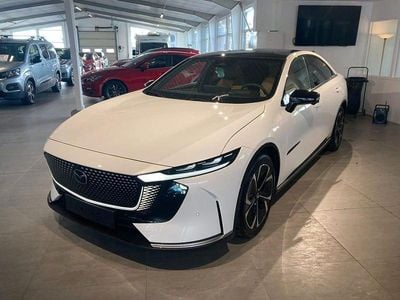 Crystal white pearl Ny 2025 Mazda 6e Takumi-Line | 472 500 kr (Marknadspris)