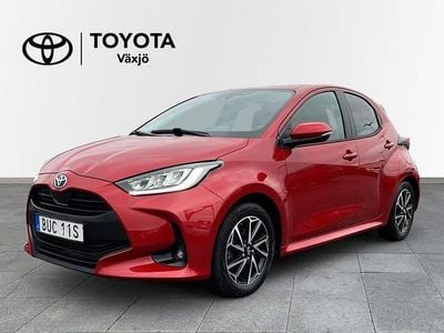Röd Begagnad 2022 Toyota Yaris Hybrid Active Halvkombi | 229 000 kr (Lite dyr)