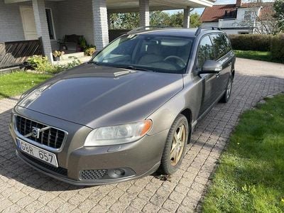 Grå Begagnad 2008 Volvo V70 Momentum Kombi | 34 900 kr (Marknadspris)