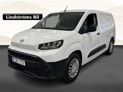 Vit Begagnad 2024 Toyota Proace City City Minibuss | 369 000 kr (Marknadspris)
