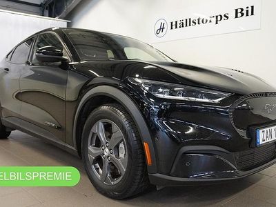 Svart Begagnad 2022 Ford Mustang Mach-E SUV | 309 900 kr (Marknadspris)