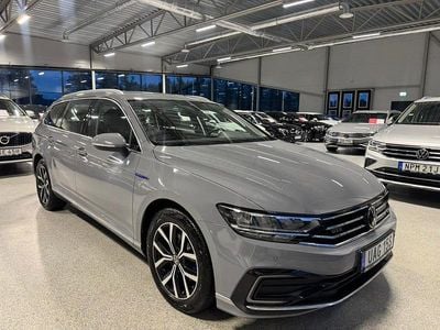 Grå Begagnad 2023 VW Passat GTE Kombi | 282 900 kr (Bra pris)