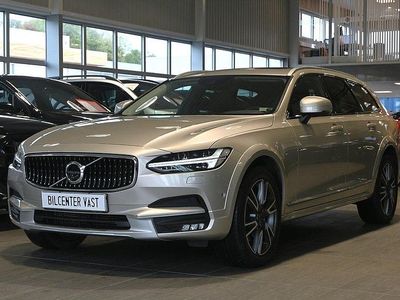 Ljusbrun (luminous sand metallic) Begagnad 2017 Volvo V90 CC Pro Kombi | 329 000 kr (Marknadspris)