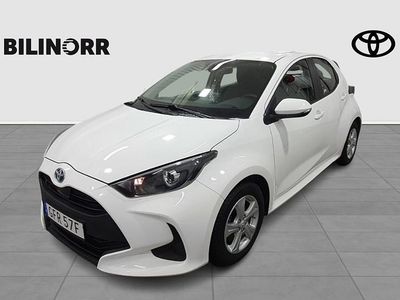 Vit Begagnad 2023 Toyota Yaris Hybrid Active Halvkombi | 219 900 kr (Marknadspris)