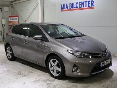 Begagnad Toyota Auris Hybrid Edition 136 HK (100 kW) 2014 Brun Halvkombi