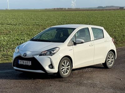 begagnad Toyota Yaris Hybrid e-CVT | NAVI | ÅRSSKATT 360kr | NYBES