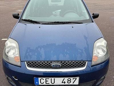 Blå Begagnad 2009 Ford Fiesta Halvkombi | 32 500 kr (Superpris)