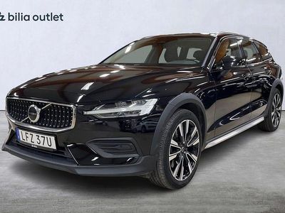 Svart Begagnad 2022 Volvo V60 CC Core Kombi | 309 900 kr (Marknadspris)