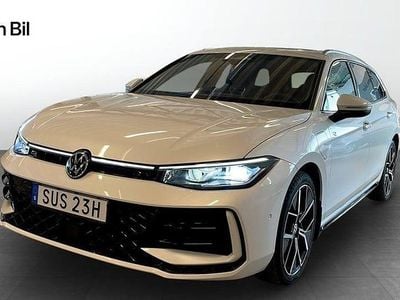 Vit Begagnad 2025 VW Passat R-line Kombi | 519 900 kr (Marknadspris)