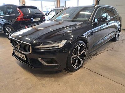 Onyxsvart metallic Begagnad 2023 Volvo V60 Core Kombi | 379 000 kr (Dyr)