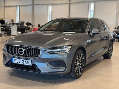 Grå Begagnad 2021 Volvo V60 Kombi | 319 900 kr (Marknadspris)