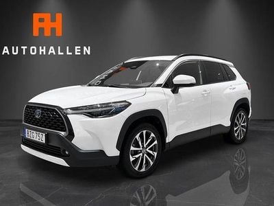 Vit Begagnad 2022 Toyota Corolla Cross Style SUV | 359 000 kr (Marknadspris)