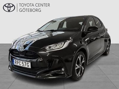 Svart Begagnad 2024 Toyota Yaris Hybrid Active Halvkombi | 269 900 kr (Dyr)