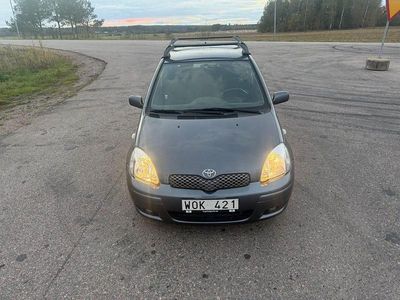Begagnad Toyota Yaris 87 HK (63 kW) 2005 Blå Halvkombi