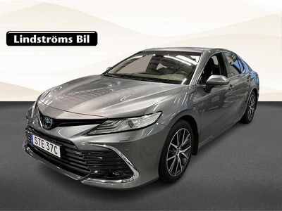Silver Begagnad 2021 Toyota Camry Hybrid Executive Sedan | 269 000 kr (Marknadspris)