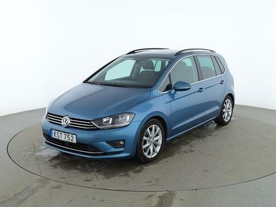 Blå Begagnad 2015 VW Golf Sportsvan Highline Minibuss | 131 000 kr