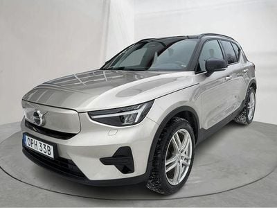 Ljusgrå Begagnad 2023 Volvo XC40 Core SUV | 294 900 kr (Marknadspris)