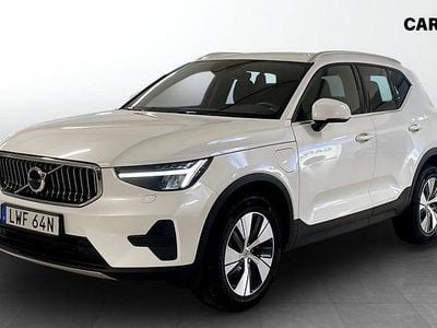 Begagnad Volvo XC40 Momentum 211 HK (155 kW) 2023 Vit SUV