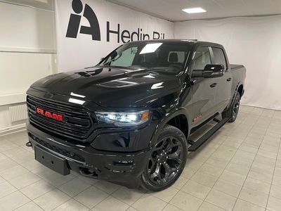 begagnad RAM 1500 LIMITED RED NIGHT EDITION CREW CAB 4X4 5.7L HEMI V8 / 360-KAMERA / PANOA / DRAG-K