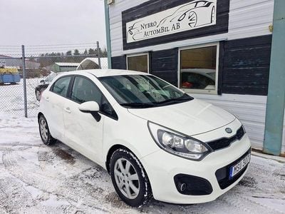 Vit Begagnad 2013 Kia Rio Halvkombi | 59 900 kr (Marknadspris)