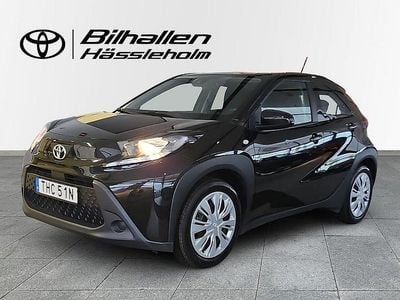 Svart Begagnad 2022 Toyota Aygo X Play SUV | 159 900 kr (Marknadspris)