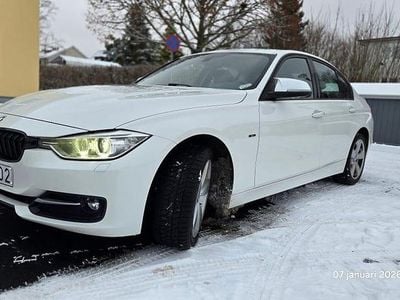 Vit Begagnad 2013 BMW 320 Sedan | 96 900 kr (Marknadspris)