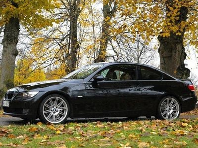 Svart Begagnad 2007 BMW 335 Sportkupé | 209 000 kr (Marknadspris)