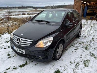 Begagnad Mercedes B180 109 HK (80 kW) 2007 Svart metallic Minibuss