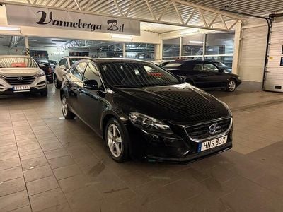 Svart Begagnad 2014 Volvo V40 Momentum Halvkombi | 124 900 kr (Lite dyr)