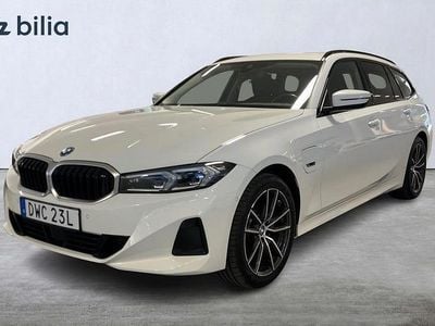 Begagnad BMW 330 Shadowline 292 HK (214 kW) 2023 Vit Kombi