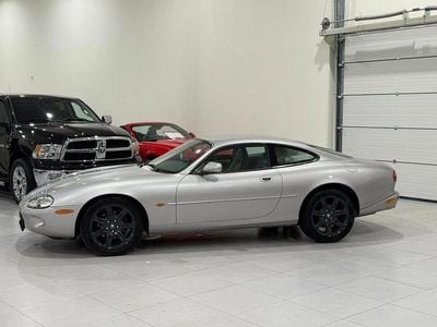 Begagnad Jaguar XK 284 HK (208 kW) 2000 Grå