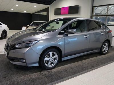 Begagnad Nissan Leaf N-Connecta 110 kW (150 HK) 2023 Grå Halvkombi