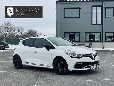 Begagnad Renault Clio IV Trophy 220 HK (161 kW) 2015 Vit Halvkombi