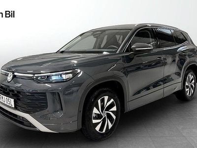 Grå (dolphin grey metallic) Ny 2025 VW Tayron Life SUV | 559 900 kr (Lite dyr)