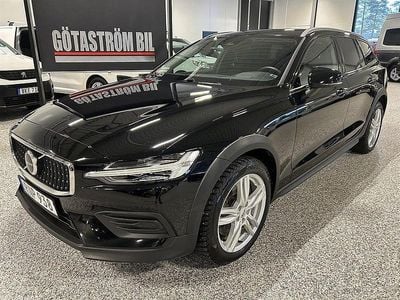 Begagnad Volvo V60 CC Momentum 197 HK (144 kW) 2022 Svart med klarlack Kombi