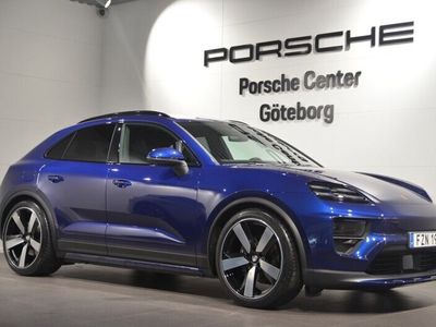 Blå (blue) Ny 2025 Porsche Macan SUV | 1 238 200 kr (Lite dyr)