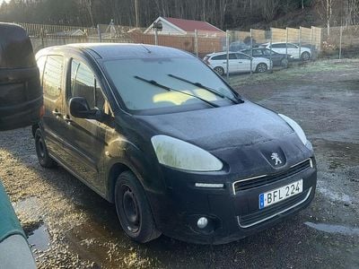 Svart Begagnad 2014 Peugeot Partner Tepee Minibuss | 35 000 kr (Bra pris)
