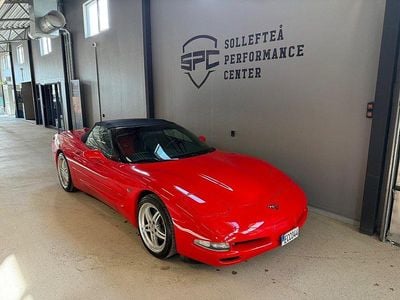 Begagnad Chevrolet Corvette 350 HK (257 kW) 1998 Röd Cab