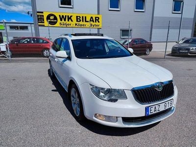 Vit Begagnad 2013 Skoda Superb Ambition Kombi | 66 900 kr (Marknadspris)