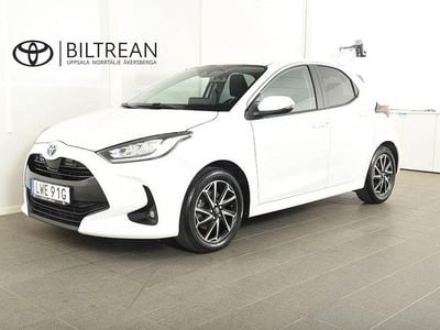 Vit Begagnad 2023 Toyota Yaris Hybrid Active Halvkombi | 214 900 kr (Marknadspris)