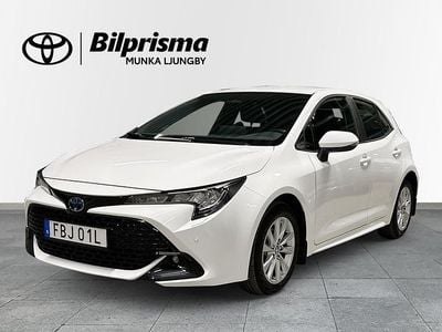Begagnad Toyota Corolla Hybrid Active 141 HK (103 kW) 2023 Vit Halvkombi